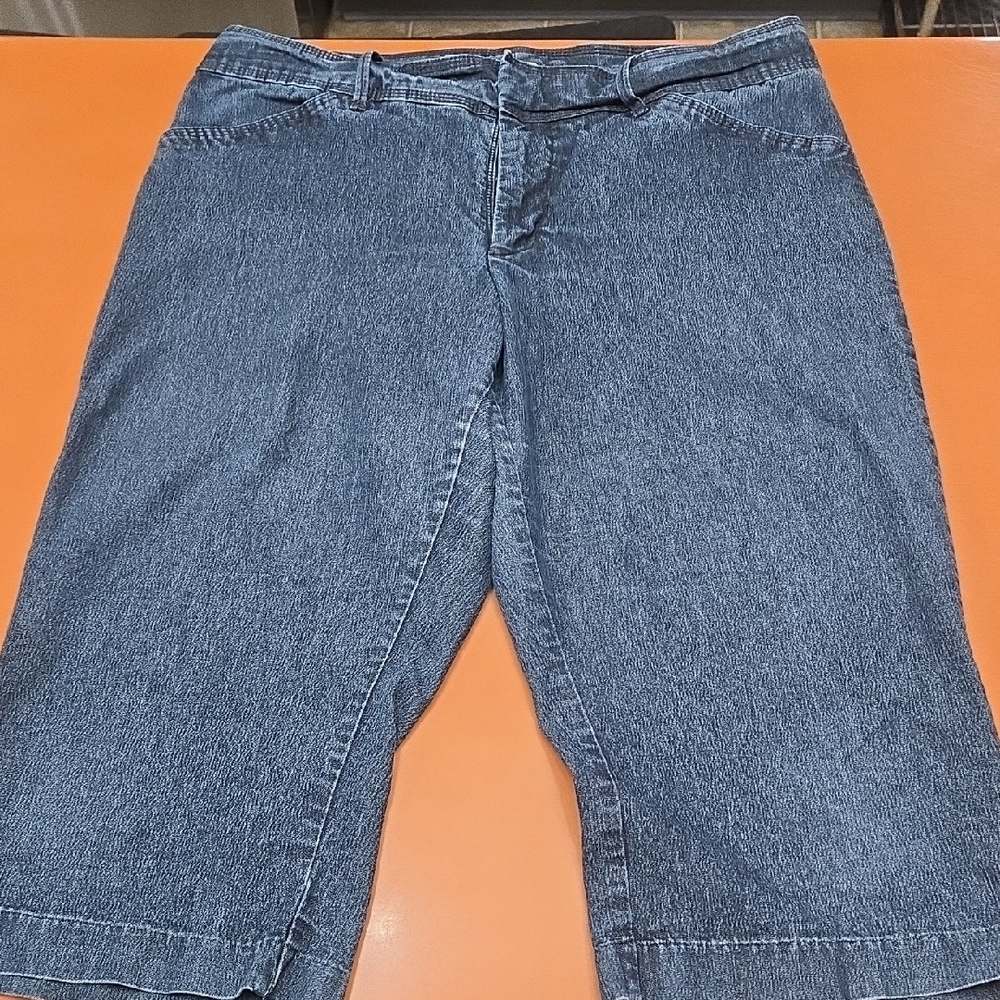 Lee "Just Below The Waist" Women's Blue Denim Capris, Size 14P With Stretch